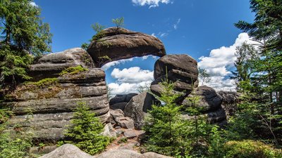 Steintor der Broumov-Mauer, Fotoquelle: https://media.visitczechia.com/asset-page/586996-kamenna-brana-broumovske-steny 